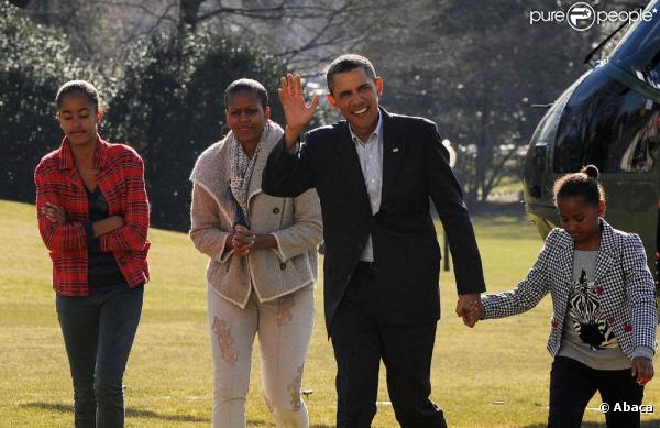 Le président Barack Obama entouré de sa famille lors de leur retour à la Maison Blanche le 4 janvier 2010 après de belles vacances passées à Hawaï 
