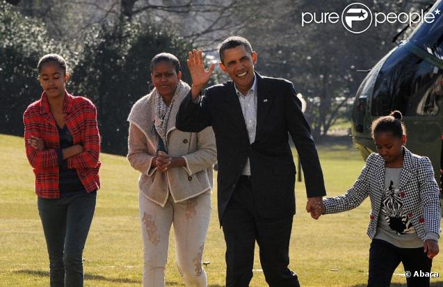 Le président Barack Obama entouré de sa famille lors de leur retour à la Maison Blanche le 4 janvier 2010 après de belles vacances passées à Hawaï