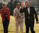 Le président Barack Obama entouré de sa famille lors de leur retour à la Maison Blanche le 4 janvier 2010 après de belles vacances passées à Hawaï 