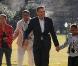 Le président Barack Obama entouré de sa famille lors de leur retour à la Maison Blanche le 4 janvier 2010 après de belles vacances passées à Hawaï 