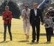 Le président Barack Obama entouré de sa famille lors de leur retour à la Maison Blanche le 4 janvier 2010 après de belles vacances passées à Hawaï 