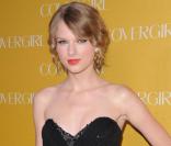 Taylor Swift à la cérémonie anniversaire de Cover Girl à Los Angeles, le 5 janvier 2011.