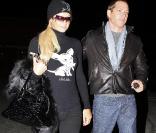 Paris Hilton sort d'un restaurant avec son petit ami Cy Waits, mardi 11 janvier à Los Angeles.