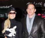 Paris Hilton sort d'un restaurant avec son petit ami Cy Waits, mardi 11 janvier à Los Angeles.