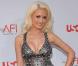 La bombe Holly Madison, ex-girlfriend de Hugh Hefner, s'est clashée avec la nouvelle fiancée du boss de  Playboy , Crystal Harris...