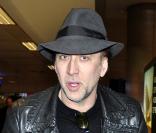 Nicolas Cage arrivant à l'aéroport d'Istanbul en Turquie le 12 janvier 2011, avec sa femme Alice Kim et leur fils Kal-El