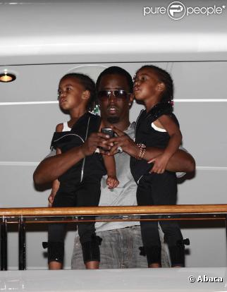 Sean P. Diddy Combs, son ex Kim Porter et leurs jumelles D'Lila Star and Jessie James s'éclatent lors d'un concert de Macy Gray sur le yacht du rappeur durant les fêtes de fin d'année à Gustavia, Saint-Barthélemy en fin 2010 