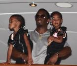 Sean P. Diddy Combs, son ex Kim Porter et leurs jumelles D'Lila Star and Jessie James s'éclatent lors d'un concert de Macy Gray sur le yacht du rappeur durant les fêtes de fin d'année à Gustavia, Saint-Barthélemy en fin 2010 