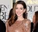 Anne Hathaway dans une robe longue à sequins Armani Privé pour un look glamour à souhait.  