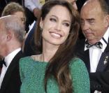 Angelina Jolie a sorti sa plus jolie robe verte signée Atelier Versace. La classe à l\'italienne pour une Angie enfin glamour à souhait. Palme d\'argent de la rédaction.<br />