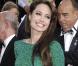 Angelina Jolie a sorti sa plus jolie robe verte signée Atelier Versace. La classe à l'italienne pour une Angie enfin glamour à souhait. Palme d'argent de la rédaction. 