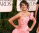 Lea Michele de la série Glee a choisi Oscar de la Renta et un ton rosé pour fouler le tapis rouge. Un brin d'originalité pour cette longue robe fourreau en satin. 