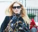 Claudia Schiffer porte une simple robe fleurie. Son secret ? La twister avec un maximum d'accessoires. Sac chanel, foulard Mulberry et lunettes siglées Céline.  