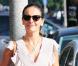 Elégante, Camilla Belle a choisi un top rose poudré et une jupe noire de la marque French Connection. Pour dynamiser l'ensemble l'actrice portait des lunettes papillons Ralph Lauren. So chic ! 