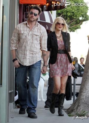 Tori Spelling et Dean McDermott se promènent à Beverly Hills le 21 janvier 2011