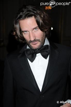 Frédéric Beigbeder s'est fait plaisir lors de la vente aux enchères Glam'art au Crazy Horse, à Paris, le 23 janvier 2011.