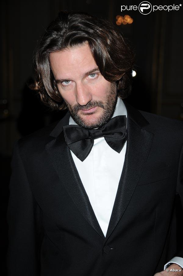 Frédéric Beigbeder s'est fait plaisir lors de la vente aux enchères Glam'art au Crazy Horse, à Paris, le 23 janvier 2011.