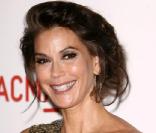 Teri Hatcher entretient sa peau avec un verre de vin rouge dans son bain.