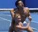 Le 21 janvier 2011, Novak Djokovic se ressourçait avant d'entamer les choses très sérieuses à l'Open d'Australie : quelques heures après sa victoire sur Troicki, il s'éclatait avec la belle danseuse Kym Johnson de Dancing with the stars .