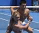 Le 21 janvier 2011, Novak Djokovic se ressourçait avant d'entamer les choses très sérieuses à l'Open d'Australie : quelques heures après sa victoire sur Troicki, il s'éclatait avec la belle danseuse Kym Johnson de Dancing with the stars .