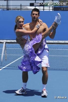 Le 21 janvier 2011, Novak Djokovic se ressourçait avant d'entamer les choses très sérieuses à l'Open d'Australie : quelques heures après sa victoire sur Troicki, il s'éclatait avec la belle danseuse Kym Johnson de  Dancing with the stars .