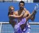 Novak Djokovic se fait envoyer au tapis par la très sexy Kym Johnson !