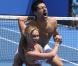 Le 21 janvier 2011, Novak Djokovic se ressourçait avant d'entamer les choses très sérieuses à l'Open d'Australie : quelques heures après sa victoire sur Troicki, il s'éclatait avec la belle danseuse Kym Johnson de Dancing with the stars .