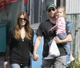 Christian Bale avec sa femme Sandra et leur fille Emmaline au marché fermier de Los Angeles, le 20/04/08