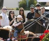 Christian Bale est si fier de voir sa fille Emmaline sur un poney...