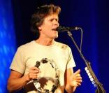 Kevin Bacon et son frère Michael sur scène en Allemane, à Schwerin, le 8 janiver 2011 