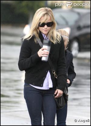 Reese Witherspoon va à la messe en famille (30 janvier 2011 à Los Angeles)