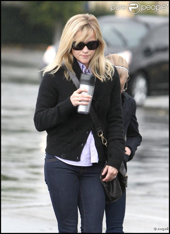 Reese Witherspoon va à la messe en famille (30 janvier 2011 à Los Angeles)