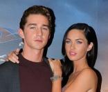 Shia LaBeouf pose de l'avant-première de Transformers II en juin 2009 à Paris en compagnie de Megan Fox 