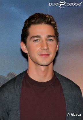 Shia LaBeouf pose de l'avant-première de Transformers II en juin 2009 à Paris 