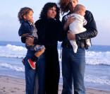 Jean-Paul Getty III entouré de sa famille, sa femme et ses deux enfants, dont Balthazar<br />