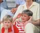 Le Prince William d'Angleterre avec son frère et sa mère en octobre 1987 