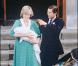 Le Prince William d'Angleterre porté par sa mère à sa sortie de l'hôpital 