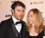 Chelsea Clinton et son époux Marc au gala de l'amfAR