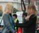 Elle Macpherson et Claudia Schiffer sonnent l'heure de la réconciliation à Londres, le 10 février 2011.