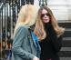 Elle Macpherson et Claudia Schiffer sonnent l'heure de la réconciliation à Londres, le 10 février 2011.