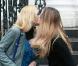 Elle Macpherson et Claudia Schiffer sonnent l'heure de la réconciliation à Londres, le 10 février 2011.