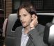 Ashton Kutcher se rend dans les studios de la BBC Radio 1 à Londres le 10 février 2011