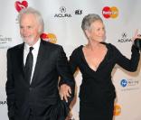 Soirée en l\'honneur de Barbra Streisand qui reçoit le MusiCares Person  of the Year Award, à Los Angeles, le 11 février 2011 : Jamie Lee Curtis et son époux Christopher Guest<br />