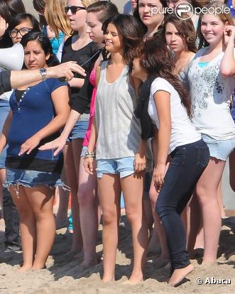 Selena Gomez tourne son clip sur la plage avec entourée d'une foule de jeunes filles à Los Angeles le 13 février 2011