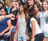 Selena Gomez tourne son clip sur la plage avec entourée d'une foule de jeunes filles à Los Angeles le 13 février 2011  