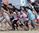 Selena Gomez tourne son clip sur la plage avec entourée d'une foule de jeunes filles à Los Angeles le 13 février 2011  