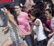 Selena Gomez tourne son clip sur la plage avec entourée d'une foule de jeunes filles à Los Angeles le 13 février 2011  