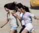 Selena Gomez tourne son clip sur la plage avec entourée d'une foule de jeunes filles à Los Angeles le 13 février 2011  