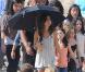 Selena Gomez tourne son clip sur la plage avec entourée d'une foule de jeunes filles à Los Angeles le 13 février 2011  