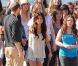 Selena Gomez tourne son clip sur la plage avec entourée d'une foule de jeunes filles à Los Angeles le 13 février 2011  